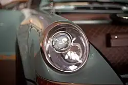 Un phare à LED de marque Hella d’une Porsche 911 Singer.