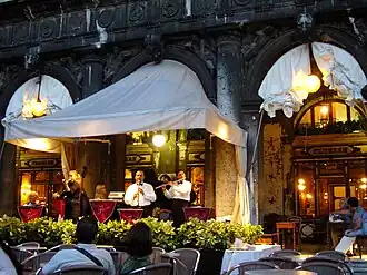 La terrasse et l'orchestre de chambre du Caffè Florian, sur la place Saint-Marc.