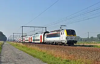Locomotive 1831 remorquant une rame de voitures M6 entre Bruges et Knokke.