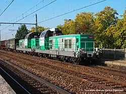 Couplage de BB 69400 tractant un train de fret.