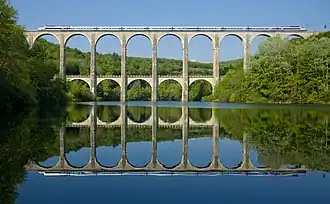 Passage d'un TGV PSE sur le viaduc, en 2011.