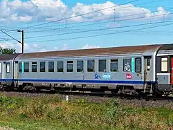 Voiture Corail en livrée TER, avec le logo de la région.
