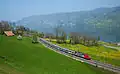 Longeant le lac de Zoug, le Voralpen-Express approche de la gare d'Arth-Goldau