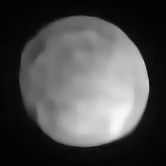Sphère grise irrégulière plus floue encore.
