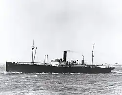 Le SS Medina à New York, passant devant la statue de la Liberté, lors de son voyage inaugural en 1914.