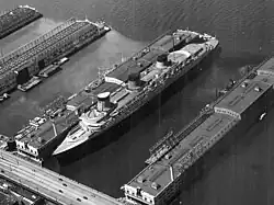 Le Normandie vu du ciel à quai