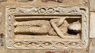 Pierre tombale à gauche du portail.