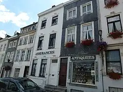 de gauche à droite : nos&nbsp;25,24,23,22