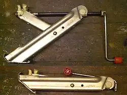 Cric à vis à simple appui (vu déplié et replié) pour surfaces non glissantes.