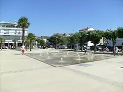 Les fontaines sur la place centrale.