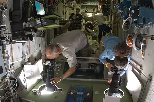 Séance photo dans le module Zvevda durant l'approche de la navette STS-129 (18 novembre)