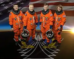 Le commandant Chris Ferguson (centre droite) ; le pilote Doug Hurley (centre gauche) ; Rex Walheim et Sandy Magnus, deux spécialistes.