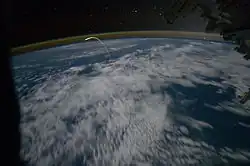 Image montrant la navette spatiale Atlantis en phase de rentrée, vue de la Station spatiale internationale