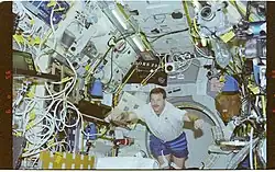 Photographie d'un homme en apesanteur se déplaçant vers l'objectif en flottant.