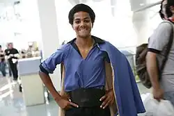 Homme noir en costume bleu.