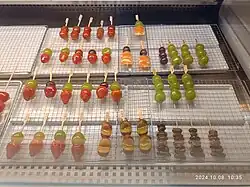 Assortiment de tanghulu fait de divers fruits