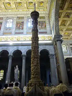 Candélabre du cierge pascal.