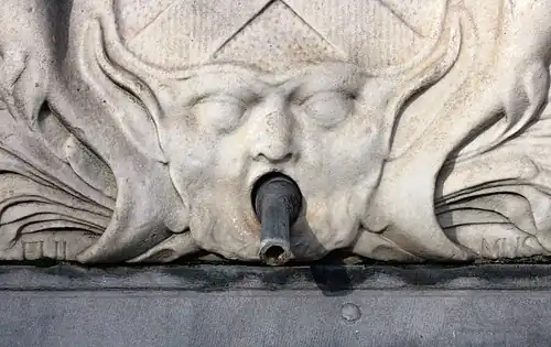 Cracheur avec devise «FUIMUS».