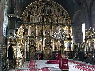 L'iconostase de la cathédrale Saint-Pierre-et-Saint-Paul de Šabac. L'icône de Stevan Čalić peut être aperçue dans la seconde rangée à partir du bas ; elle est la seconde de cette rangée (utiliser l'agrandissement).