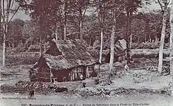 Sabotiers en forêt de Villecartier vers 1900 (carte postale E. Mary-Rousselière).