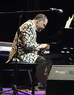 Description de l'image Sacbé, trío de jazz de los hermanos Toussaint en el Zócalo de Puebla 22 (cropped).jpg.