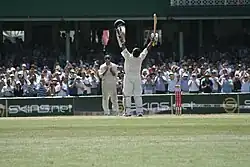 Photographie représentant Sachin Tendulkar célébrant un century, prise en 2008.