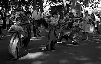 Course en sac à Toulouse en 1965 lors des festivités du 14 juillet.