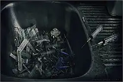 Un plateau rempli de seringues usagées et d'emballages vides de seringues.