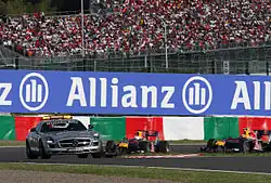 Photo de la voiture de sécurité suivie par Vettel et Webber