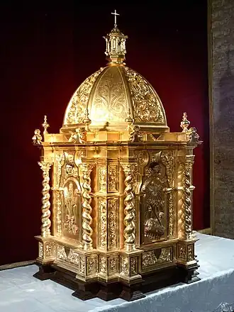 Tabernacle baroque de l'église Santa Marina à Séville, en Andalousie.
