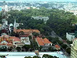 La cathédrale Notre-Dame de Saïgon et le palais de réunification (ancien palais présidentiel)