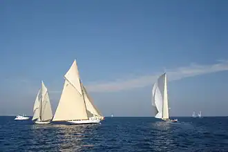 À gauche, avec Lulworth et Cambria, aux Régates Royales de Cannes en 2006.