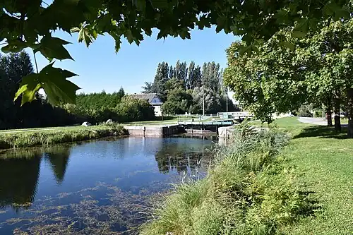 L'écluse N° 13 sur le Canal de la Somme.