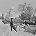 Un marin prenant une photographie de sa petite amie devant le Capitole à Washington, mars 1943.