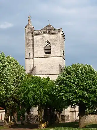 La tour-clocher de l'église domine le village.