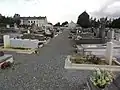 Le cimetière avec des tombes de guerre.