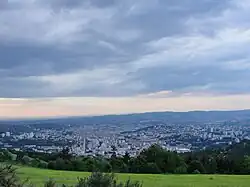 Agglomération stéphanoise en fin de printemps, à la tombée du jour.Vue sud-nord depuis l'émetteur de la Croix de Guizay, sur le chemin de l'Antenne.
