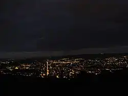 Agglomération stéphanoise de nuit.Vue sud-nord depuis l'émetteur de la Croix de Guizay, sur le chemin de l'Antenne.