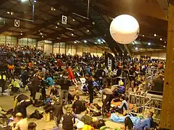 SaintéLyon 2017. Longue attente avant le départ au palais d'exposition de Saint-Etienne.