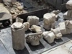 Éléments lapidaires médiévaux remployés dans les fondations de l'église du XVIIe&nbsp;siècle.