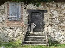 La porte du logis portant la date de 1756.