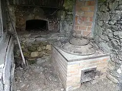 Four à pain et four à baccade (pour la nourriture des cochons).