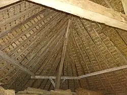 La charpente de la grange.