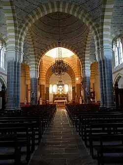 Nef de l'église de Saint-Étienne-en-Coglès.