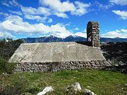 L'église en face du pic du Canigou (vue vers le sud).
