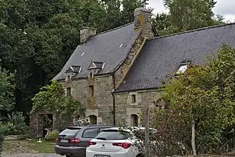 Manoir du hameau du Corboulo avec une façade en schiste bleu clair de Cléguérec.
