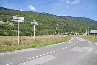 La D 207 au centre de la commune.