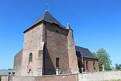 La nef, donjon fortifié soutenu par des contreforts à chaque angle.