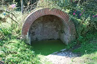 Cette source est la plus vieille du village, son eau est impropre à la consommation. Les habitants fabriquaient de petites canalisations qui servaient pour arroser les jardins. Cette source a toujours eu un très faible débit.