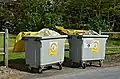 Poubelle à couvercle jaune pour les déchets recyclables.